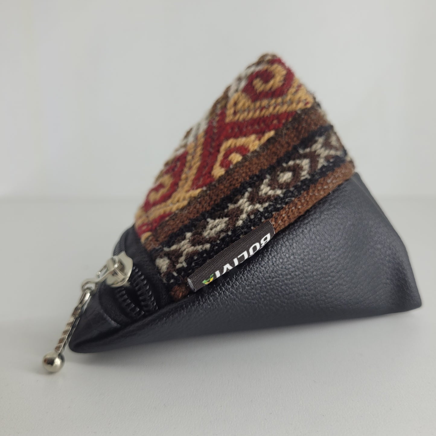 Monedero triangular con diseño