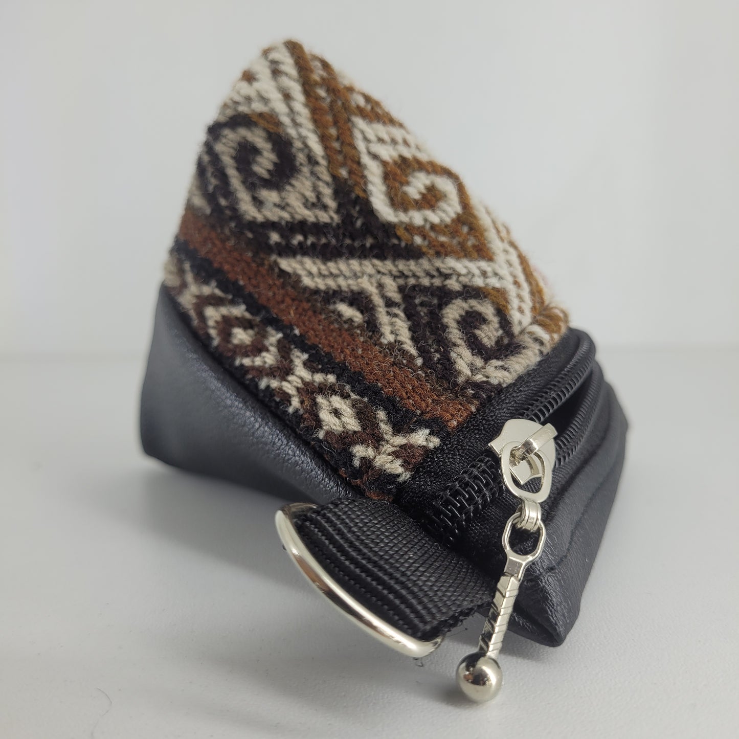 Monedero triangular con diseño