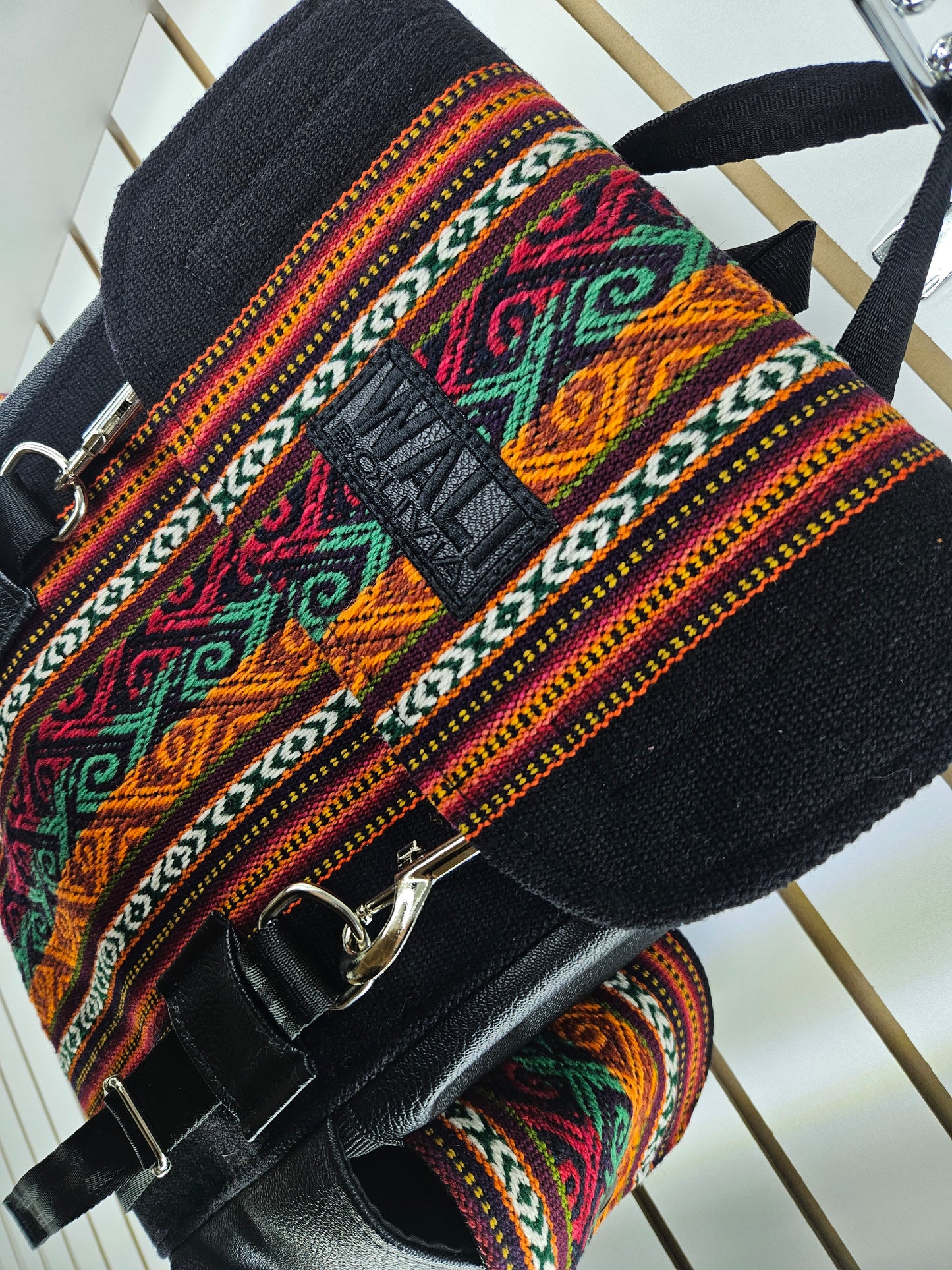 Mochila wali (negro con franjas naranja)