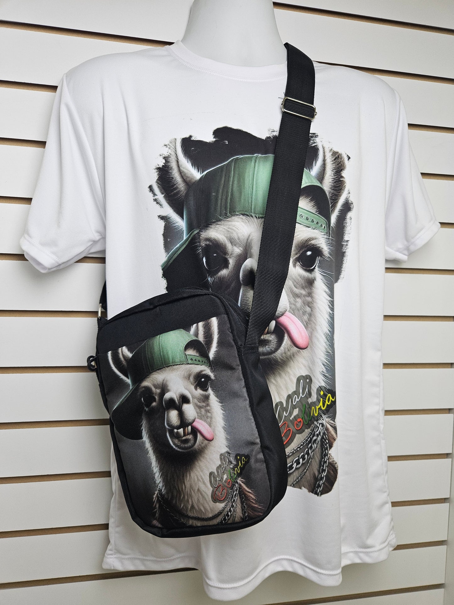 Combo polo y morral urbano (llamita saca lengua