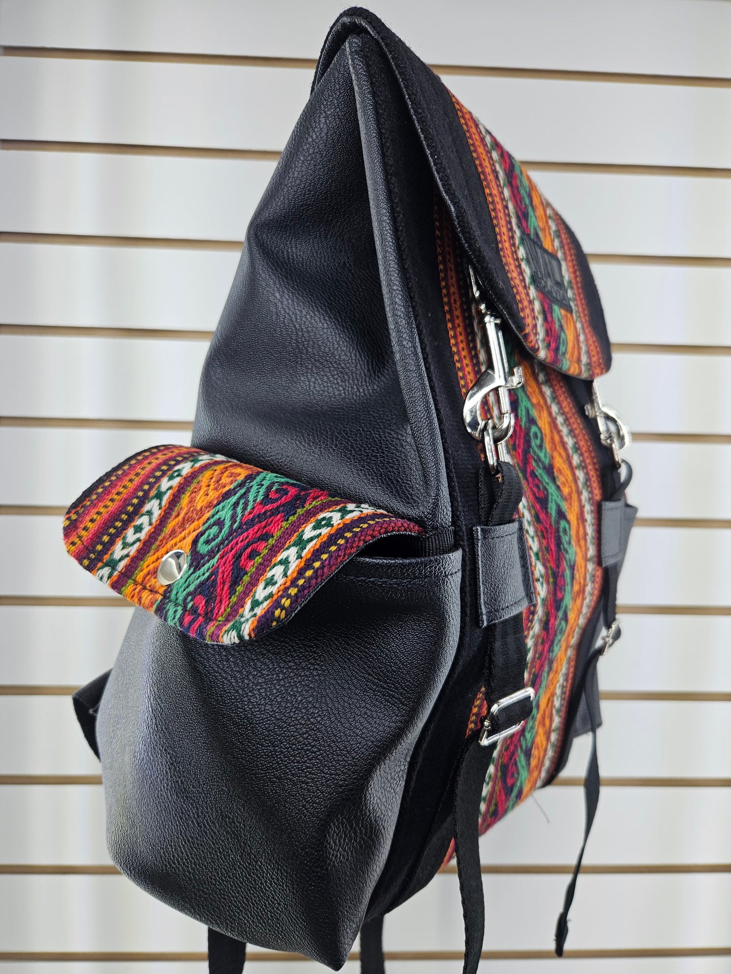 Mochila wali (negro con franjas naranja)