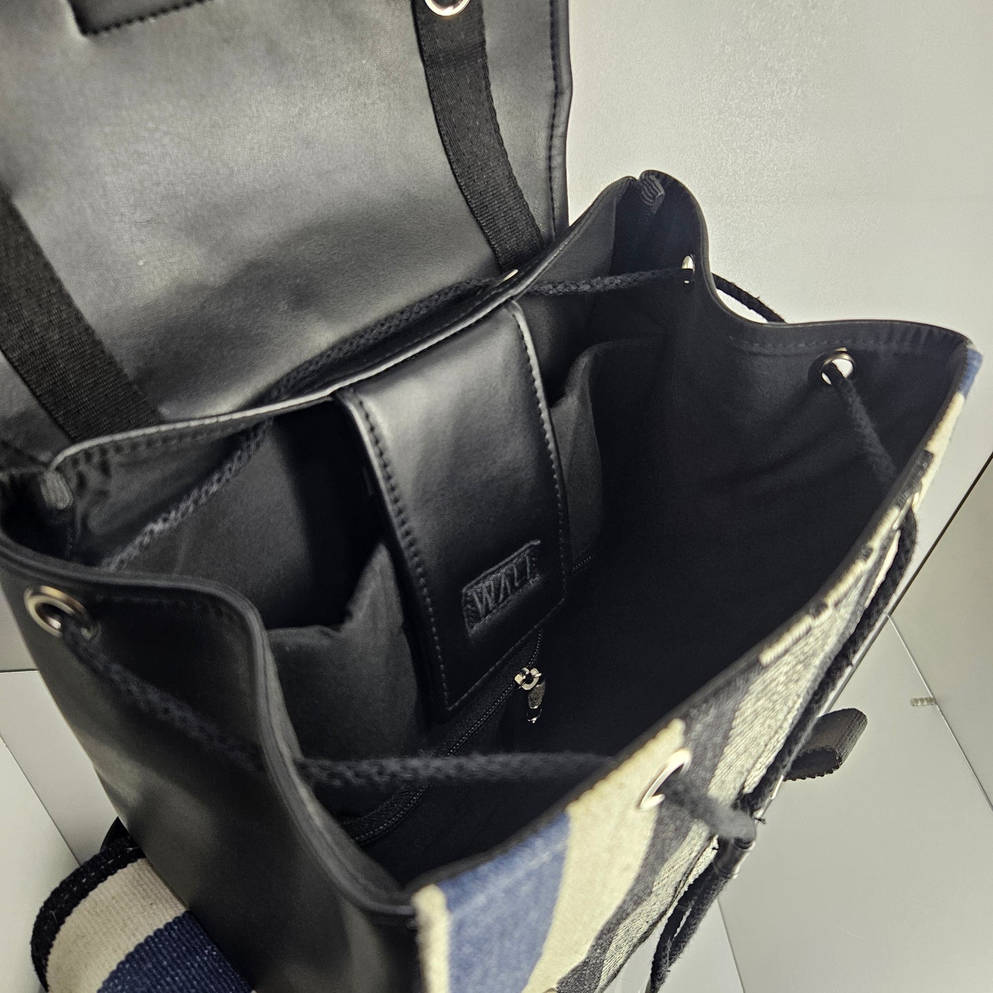 MOCHILA WALI CUERO _ Oreo