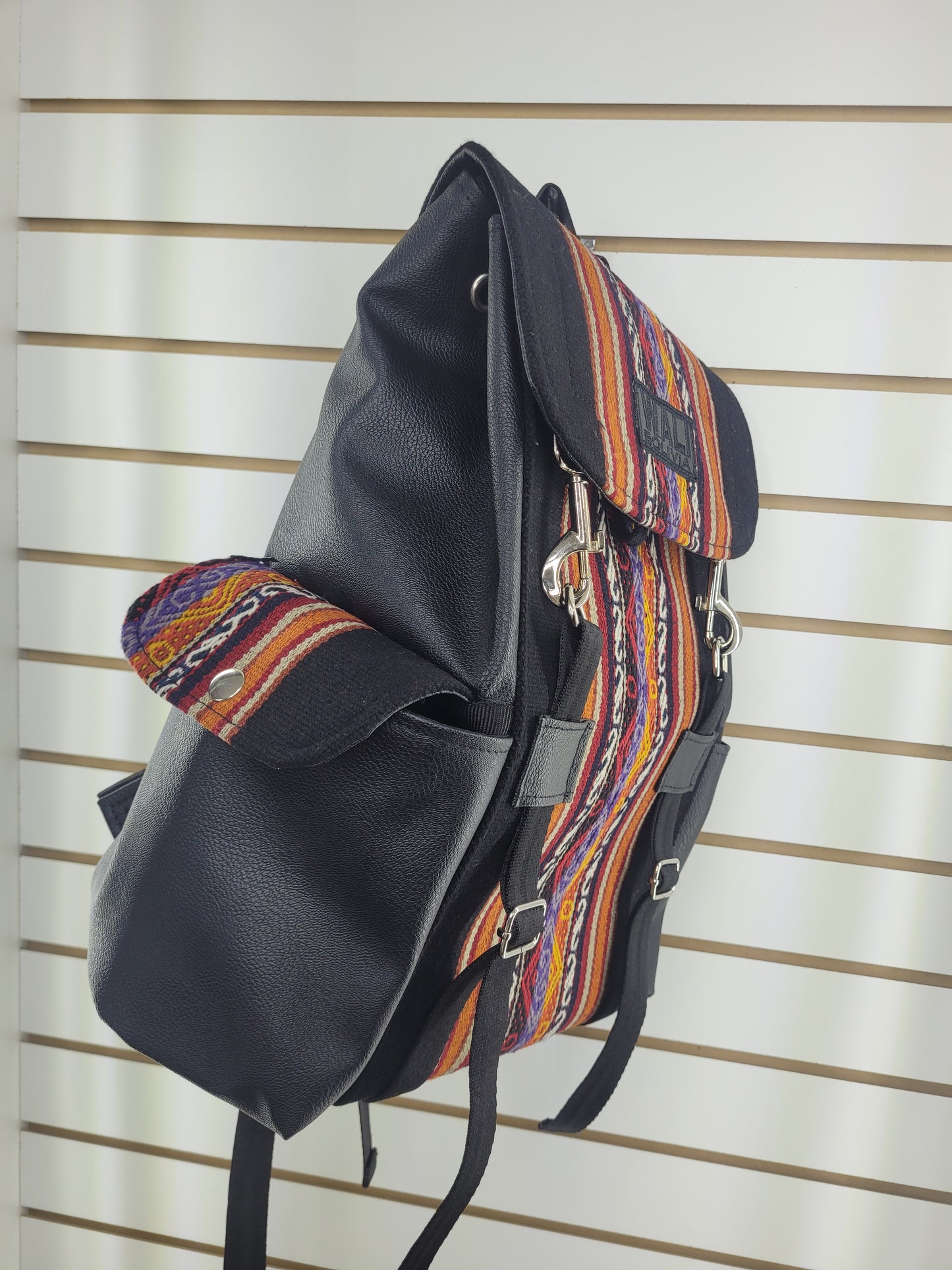 Mochila de aguayo (negra con diseño)