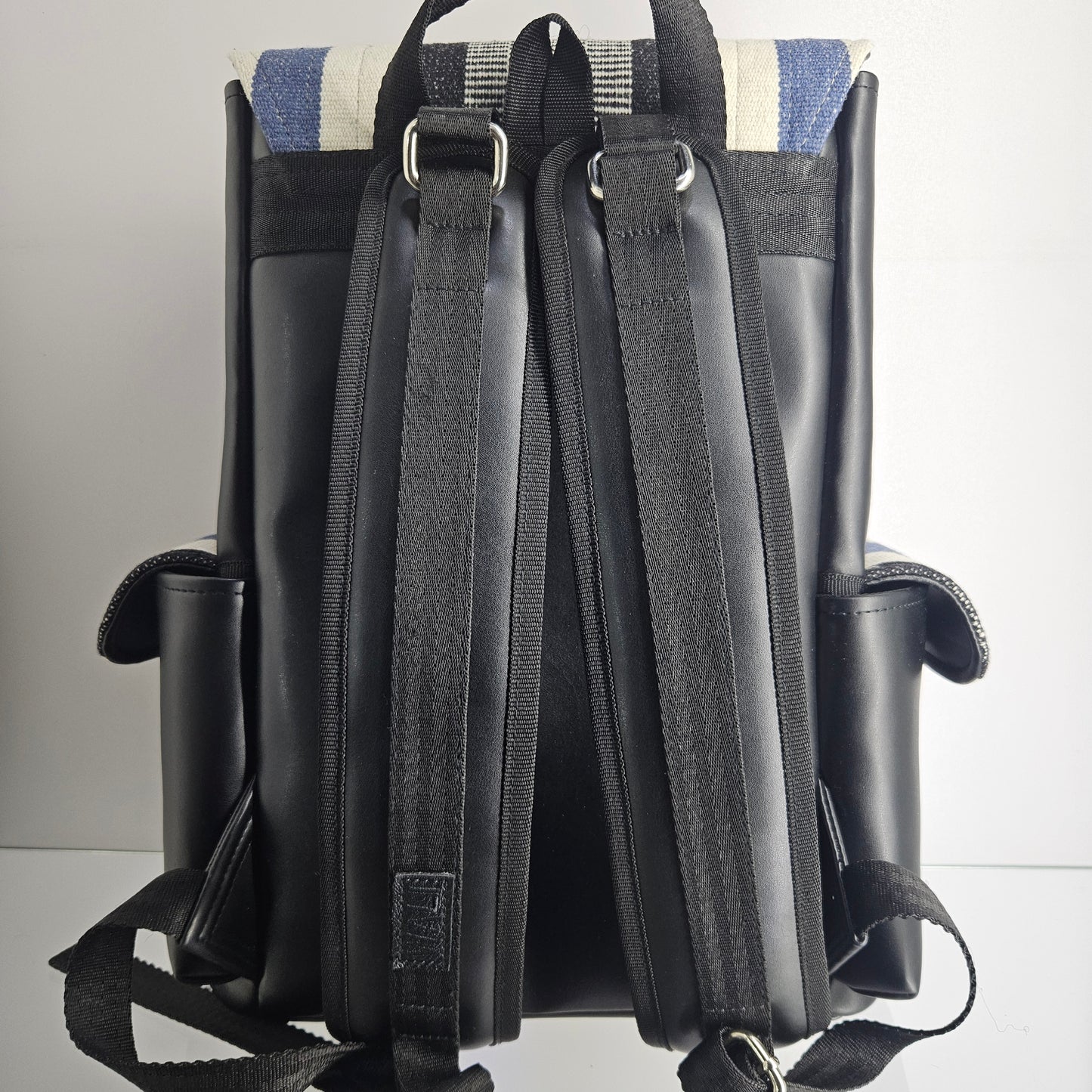 MOCHILA WALI CUERO _ Oreo