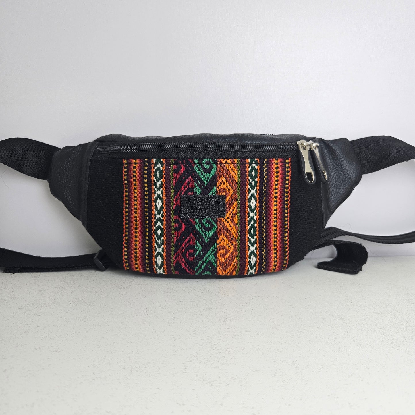 Riñonera clásica de aguayo (negro con diseño)
