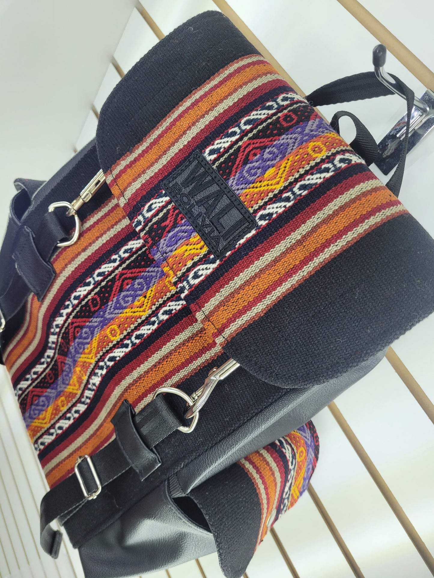 Mochila de aguayo (negra con diseño)