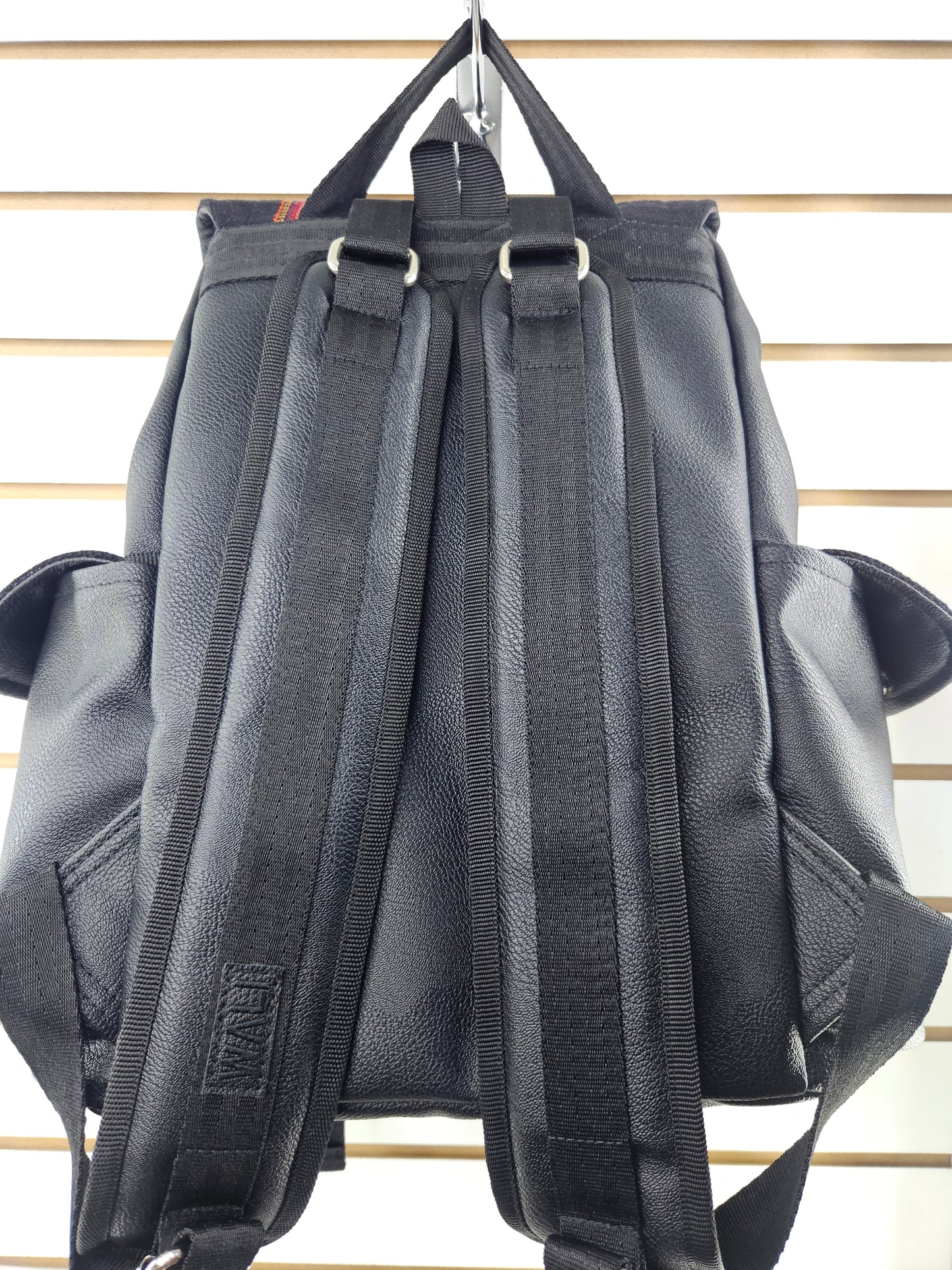 Mochila wali (negro con franjas naranja)